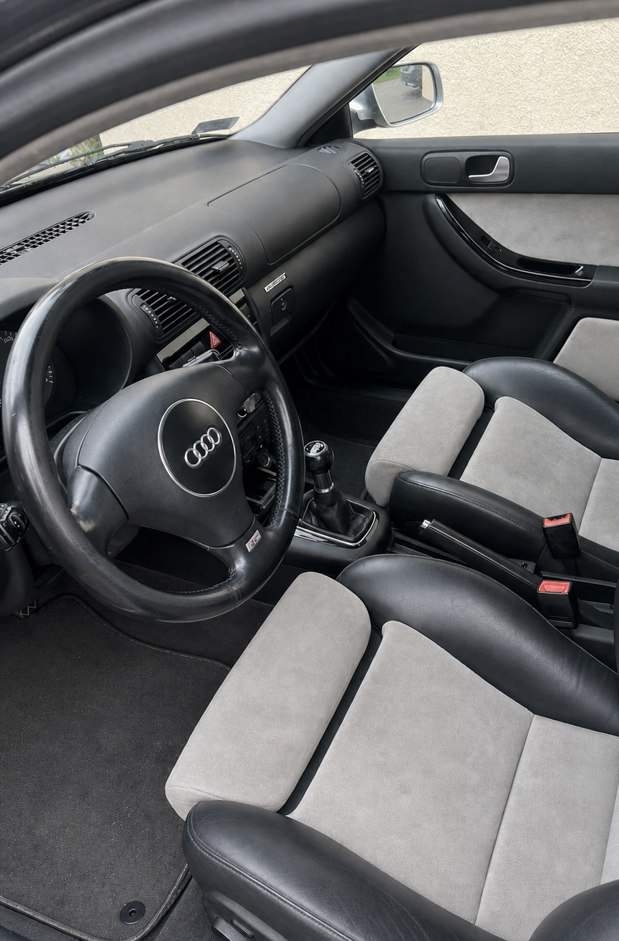 Išvalytas Audi automobilio salonas po DrivenClean cheminio valymo Vilniuje